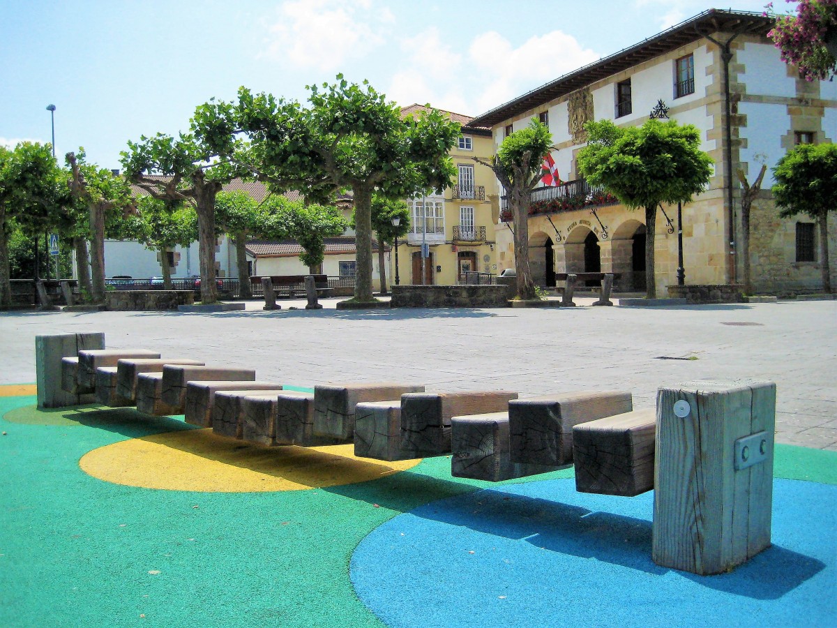 1200-1539705968-Ayto Zuia visto desde plaza.jpg